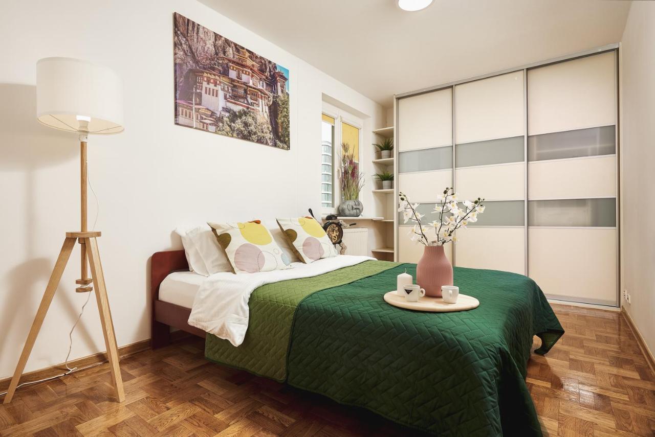 Lumina Spacious Near The Railway Station Apartament *